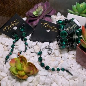 Matching set of new emerald green & black jewelry